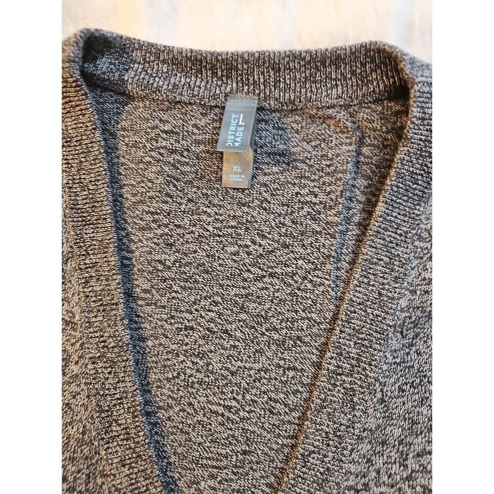 New District Made Men's Gray Cardigan V-neck Sweater Size XL. Pockets - Picture 4 of 4